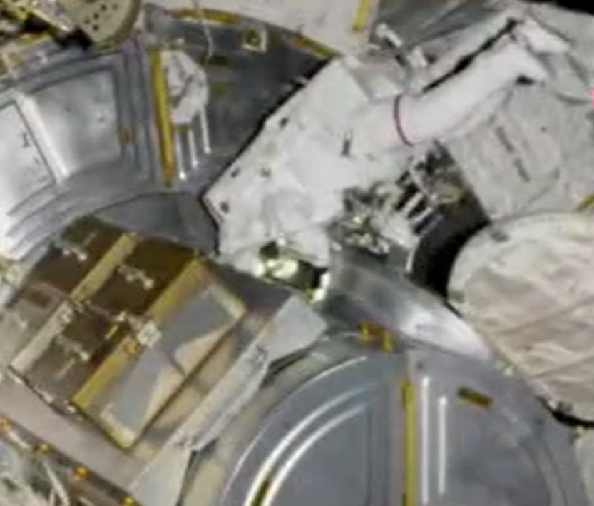 Nasa Astronotları uzay yürüyüşüne başladı - Resim : 2