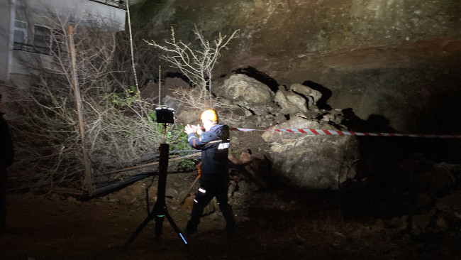 Samsun'da heyelan: 5 katlı bina tahliye edildi - Resim : 1