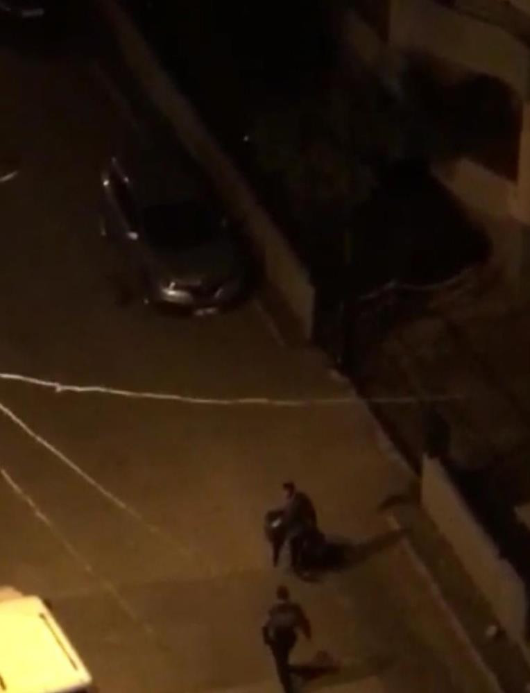 Çıplak vatandaşa meydan dayağı - Resim : 1