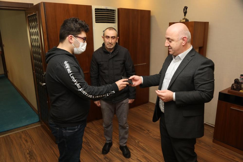 Para ve altın dolu cüzdan buldu. Temizlik işçisinden örnek davranış - Resim : 1