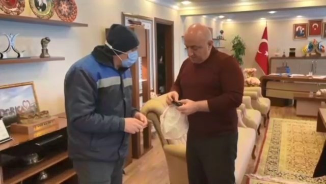 Para ve altın dolu cüzdan buldu. Temizlik işçisinden örnek davranış - Resim : 4