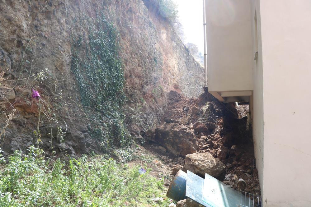 5 katlı binayı heyelan korkusu boşalttı - Resim : 3