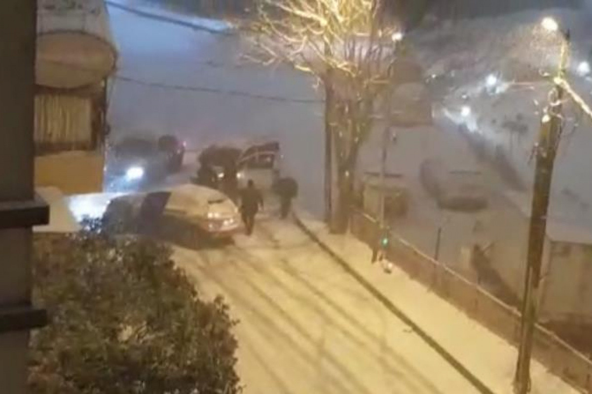 İstanbul'da korku dolu anlar. Otomobil çocuk parkına uçtu - Resim : 1