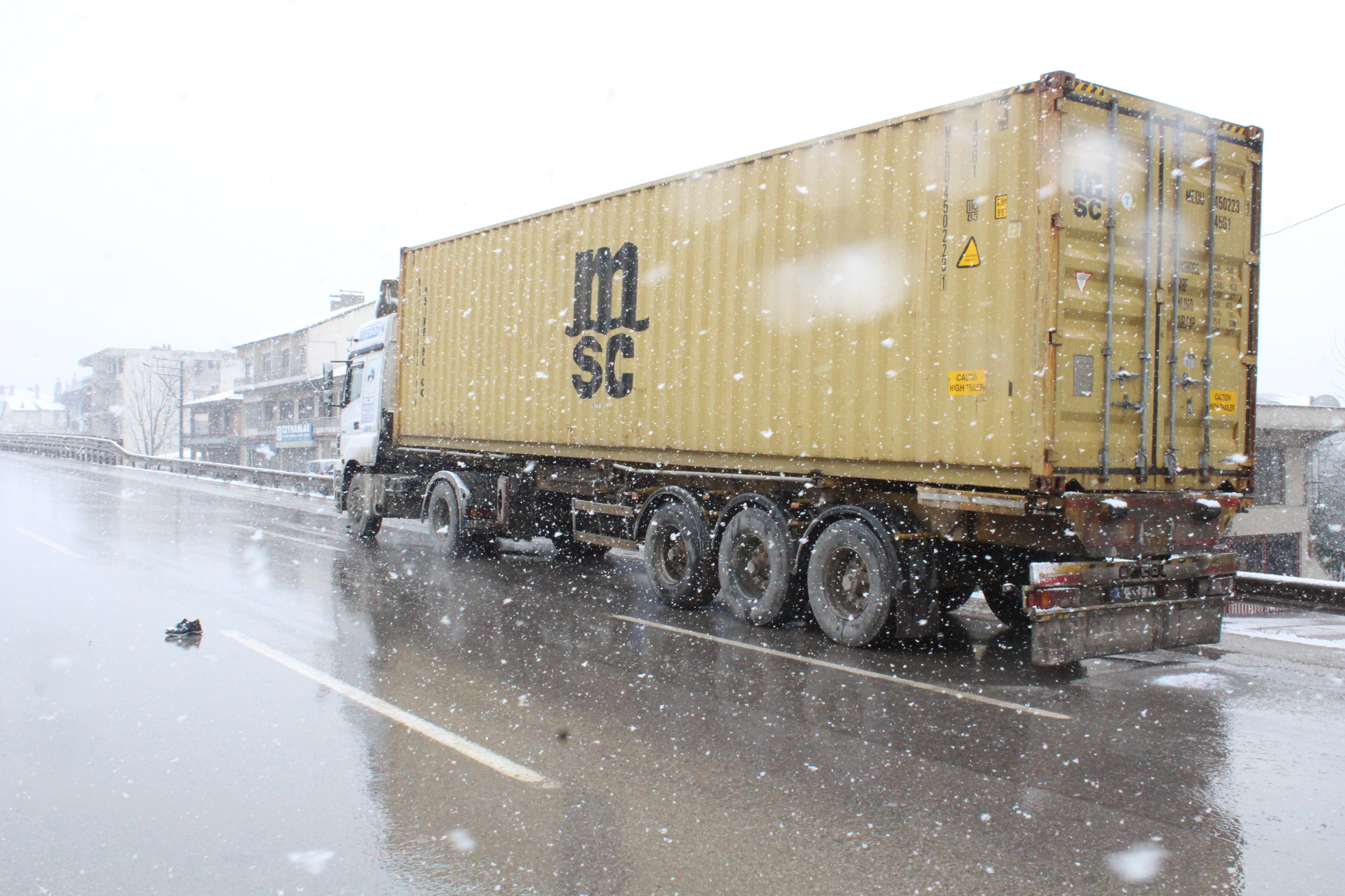 Karşı yola koşarak geçmek isterken TIR'ın altında kaldı - Resim : 3