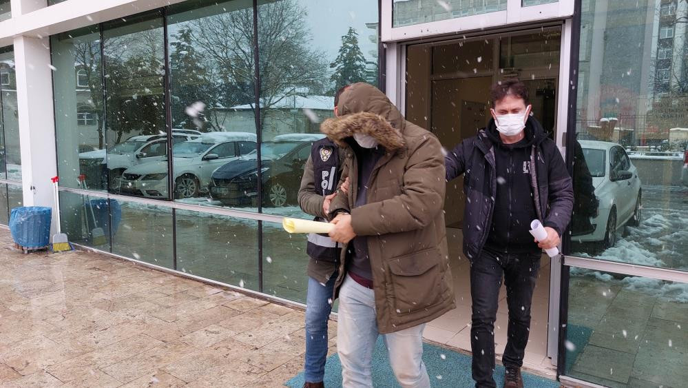 Otobüsteki adamın sırt çantasından çıkanlar polisi şok etti - Resim : 1