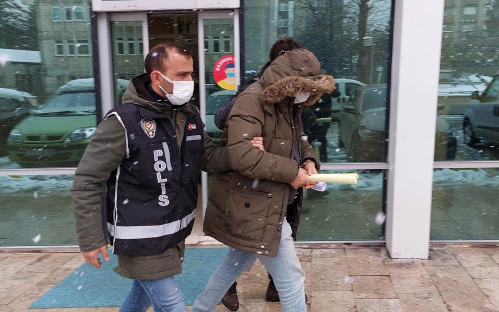 Otobüsteki adamın sırt çantasından çıkanlar polisi şok etti - Resim : 2