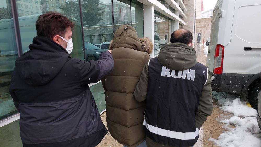 Otobüsteki adamın sırt çantasından çıkanlar polisi şok etti - Resim : 3