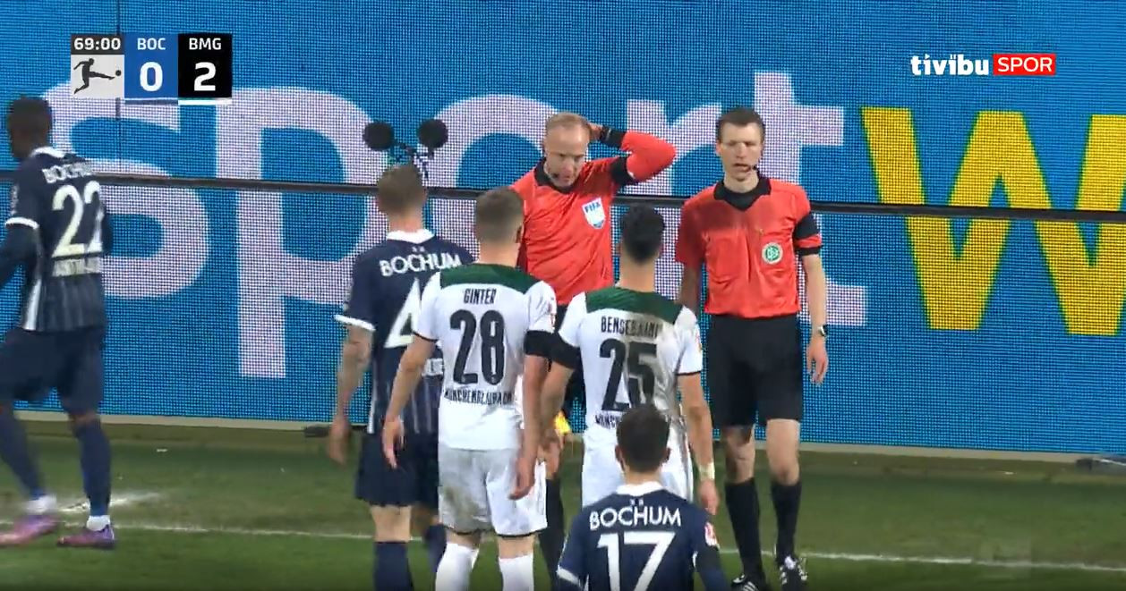 Bochum - Mönchengladbach maçında hakemin kafasına bardak fırlattılar! Maç tatil edildi - Resim : 1