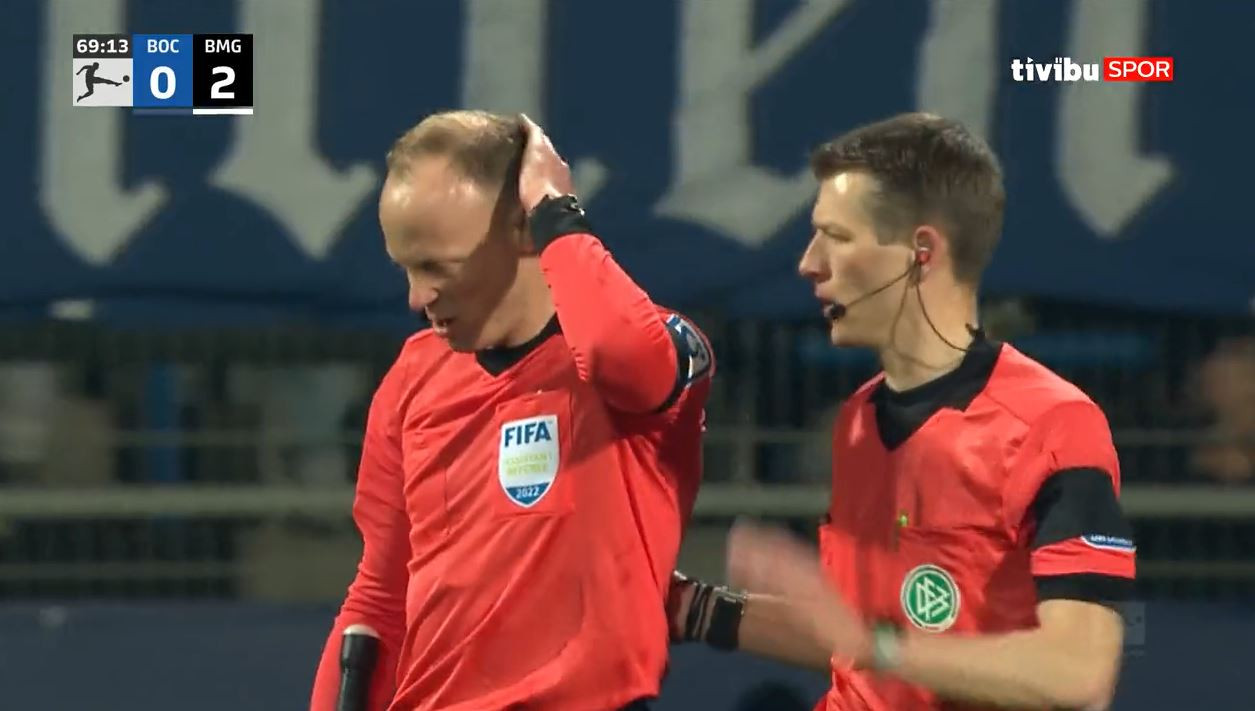 Bochum - Mönchengladbach maçında hakemin kafasına bardak fırlattılar! Maç tatil edildi - Resim : 2