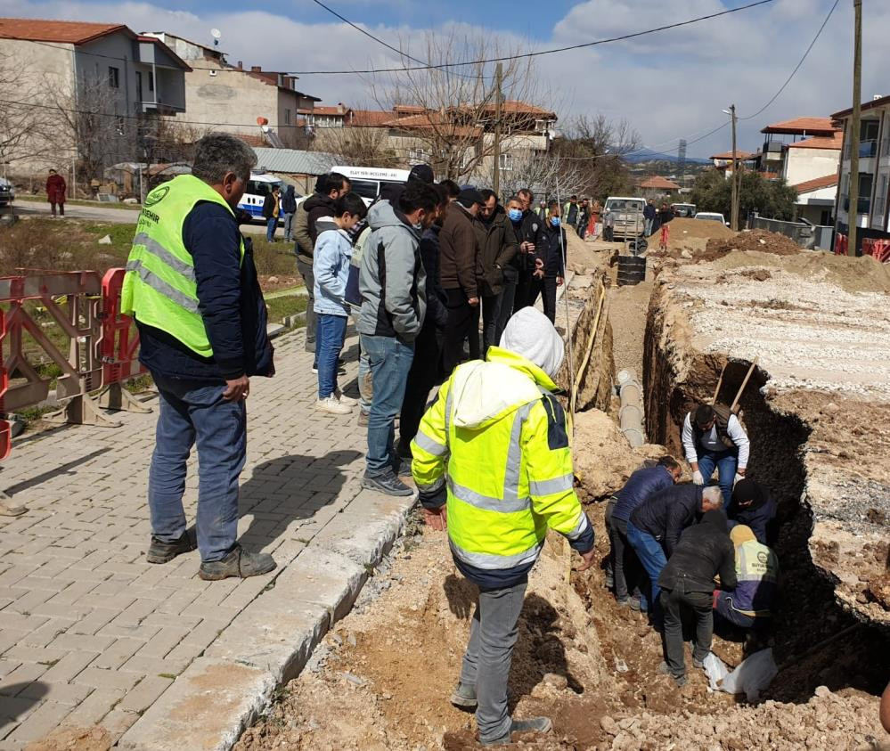 Kafasına asfalt düştü öldü - Resim : 1