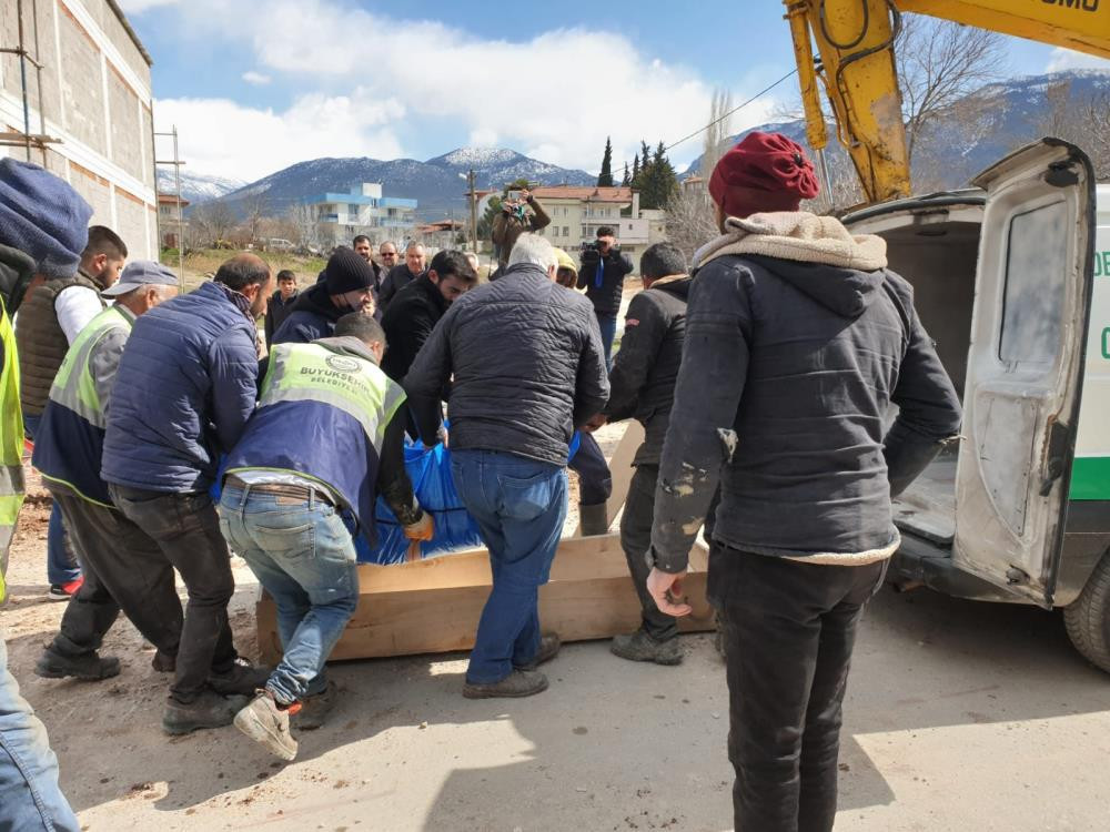 Kafasına asfalt düştü öldü - Resim : 2