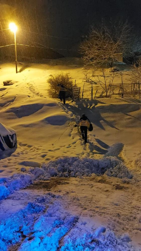 Karları yara yara gittiler hastayı kurtardılar - Resim : 2