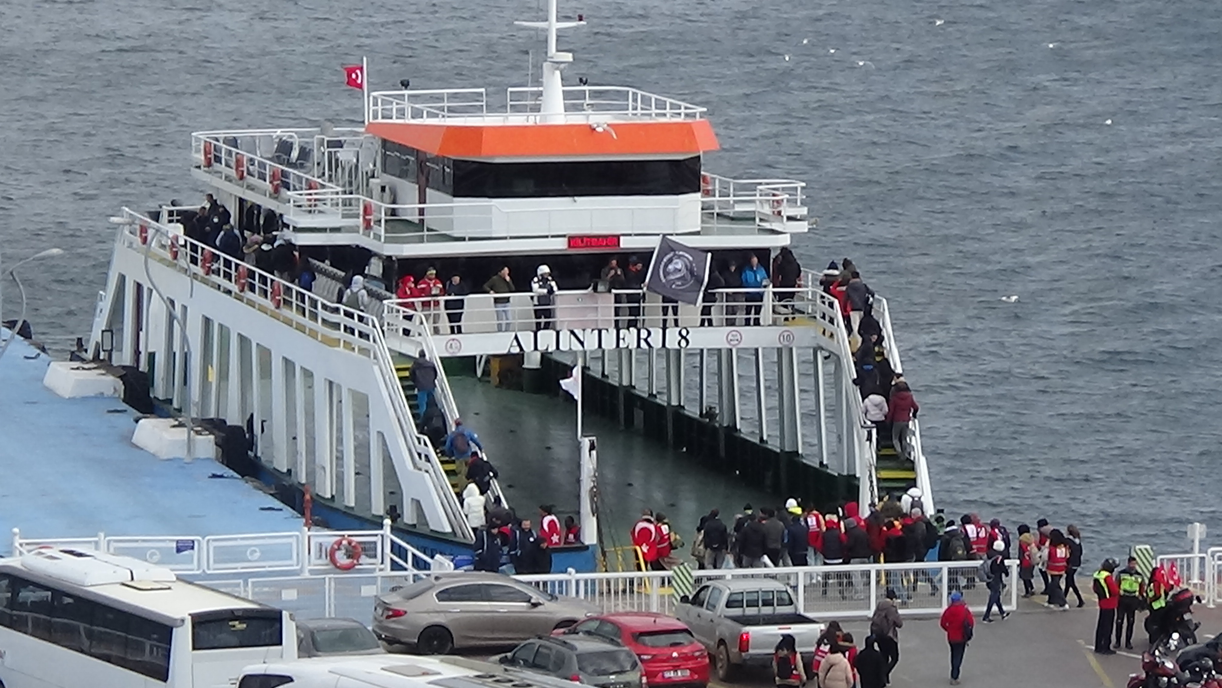 Bozcaada ve Gökçeada feribot seferlerine 'fırtına' engeli - Resim : 1