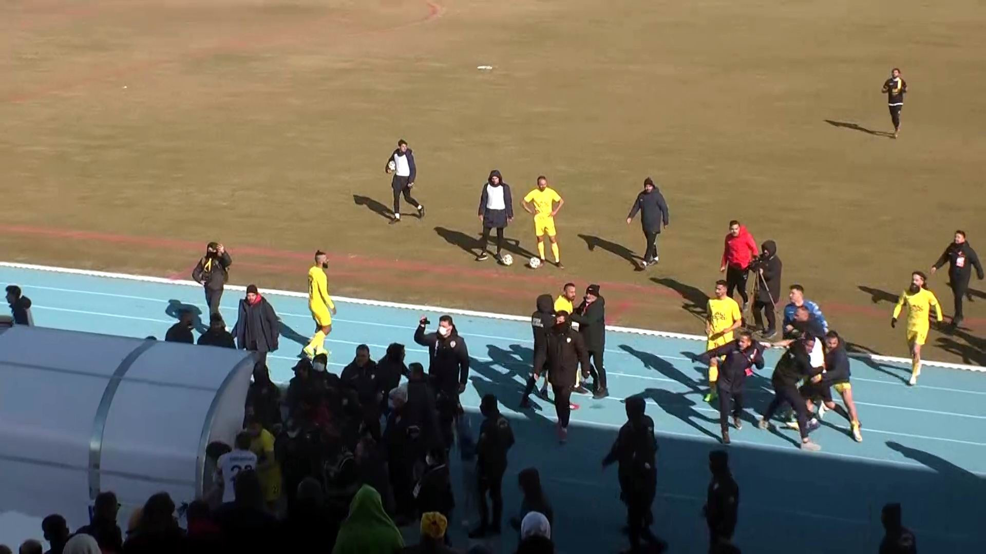 Maç bitti saha karıştı. Futbol değil adeta savaş! - Resim : 1