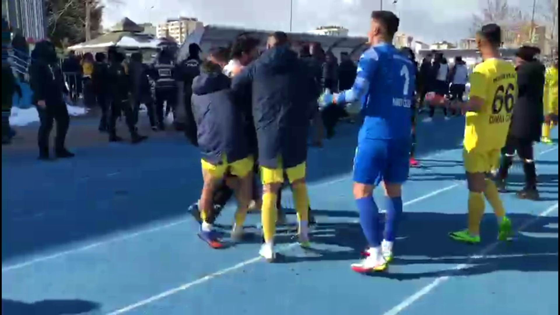 Maç bitti saha karıştı. Futbol değil adeta savaş! - Resim : 2