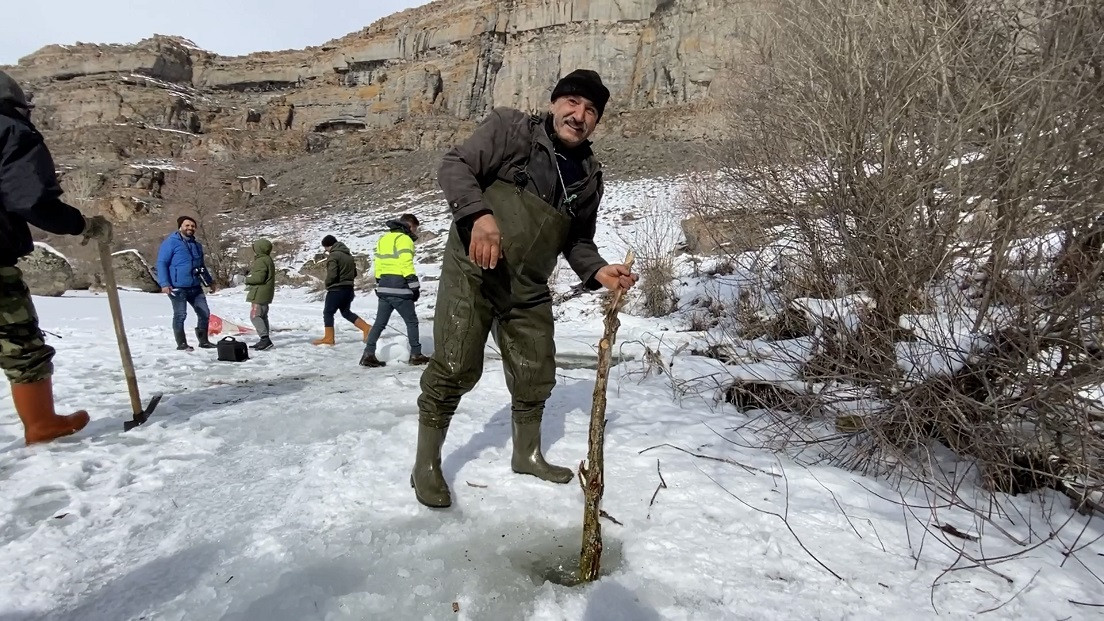 Eksi 15 derecede ‘Buzdan sal’ yapıp balık avladılar - Resim : 1