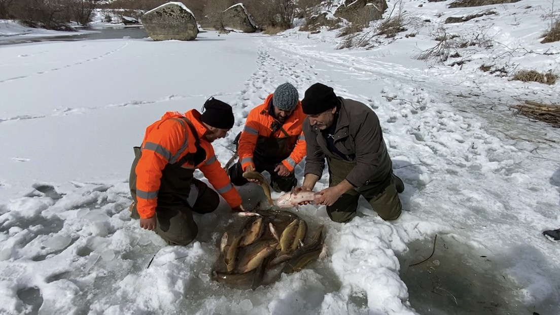 Eksi 15 derecede ‘Buzdan sal’ yapıp balık avladılar - Resim : 2