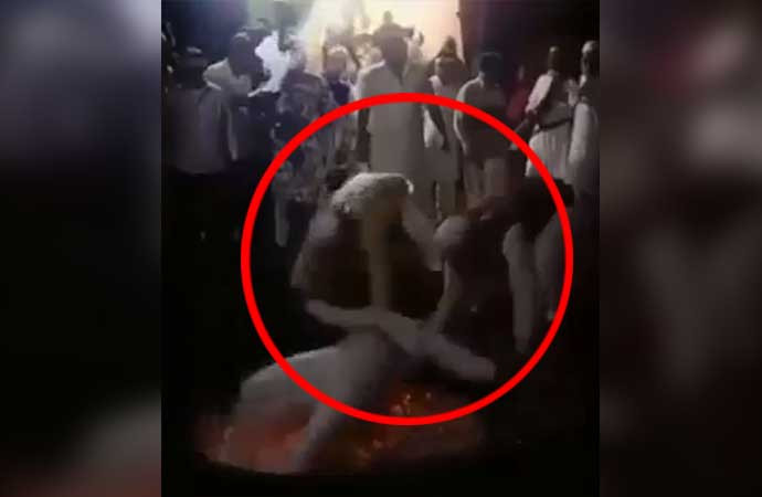 Tarikatın günahtan arınma ayininde ateşe düştüler - Resim : 1