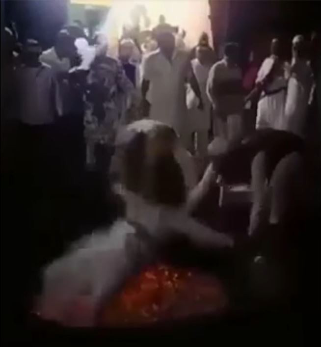 Tarikatın günahtan arınma ayininde ateşe düştüler - Resim : 2