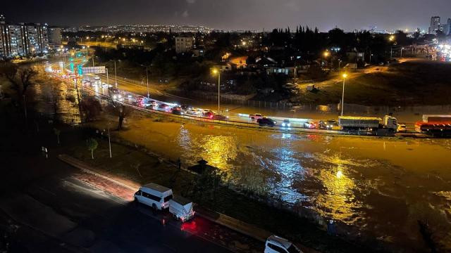 Antalya'da şiddetli yağış ve fırtına - Resim : 2