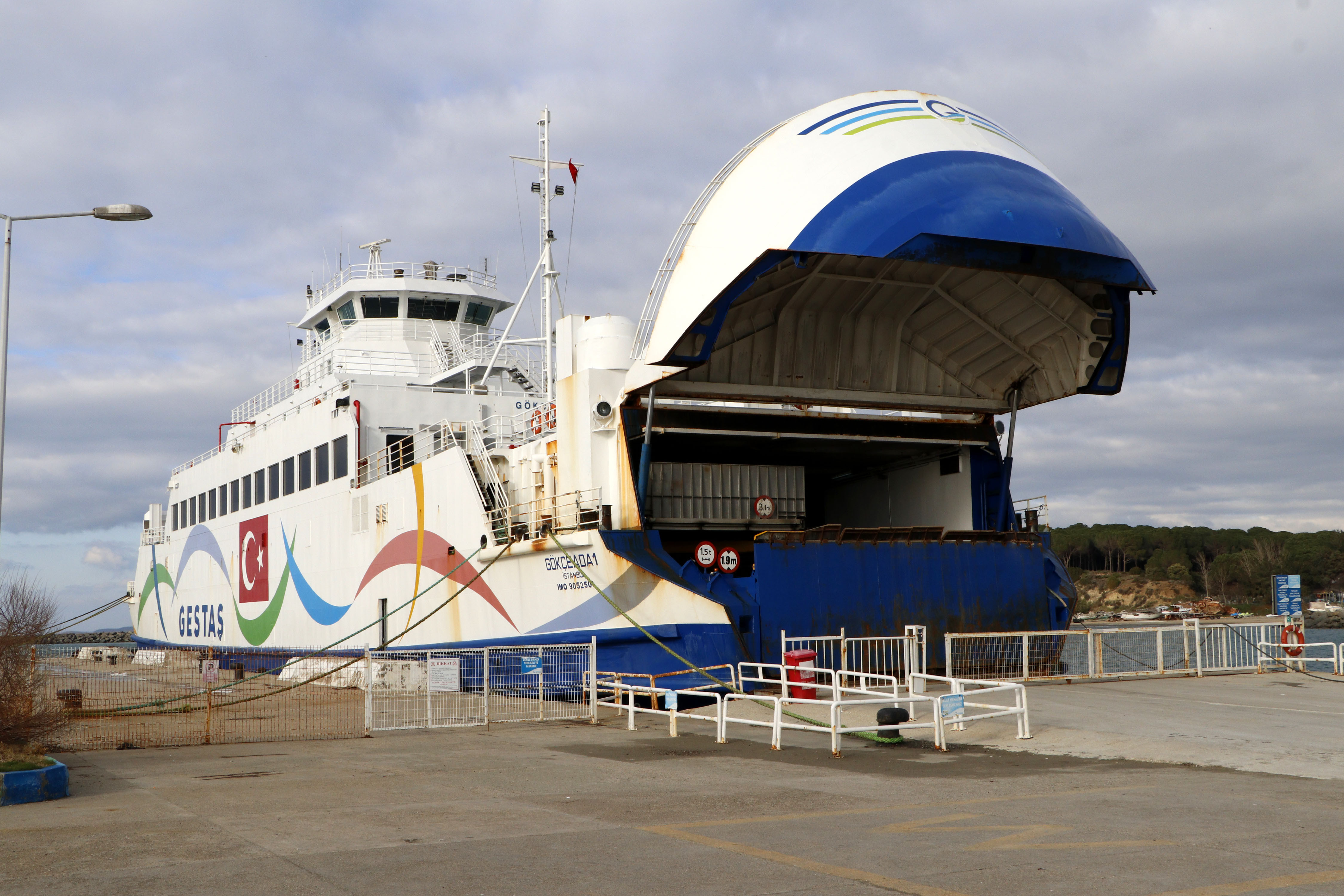 Bozcaada ve Gökçeada feribot seferlerine 'fırtına' engeli - Resim : 1
