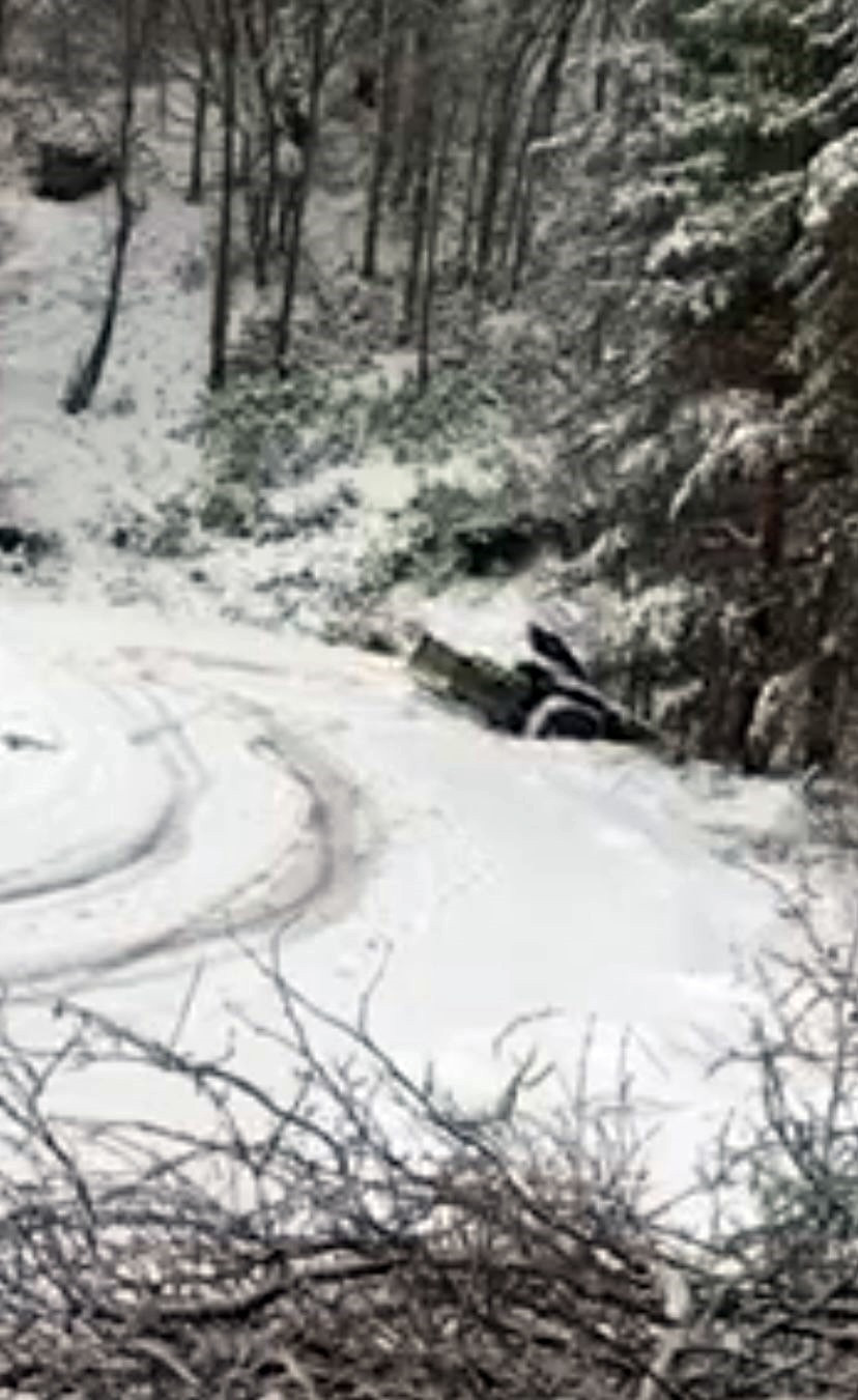 Uçuruma yuvarlanan traktörden son anda atladı - Resim : 2