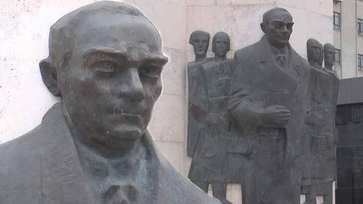 Bunun neresi Atatürk’e benziyor. Sanatçı yorumu eklenmiş diye savunuldu - Resim : 1