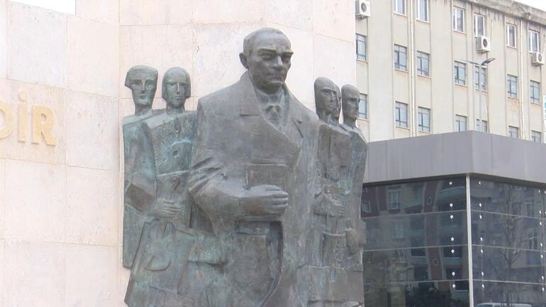 Bunun neresi Atatürk’e benziyor. Sanatçı yorumu eklenmiş diye savunuldu - Resim : 2