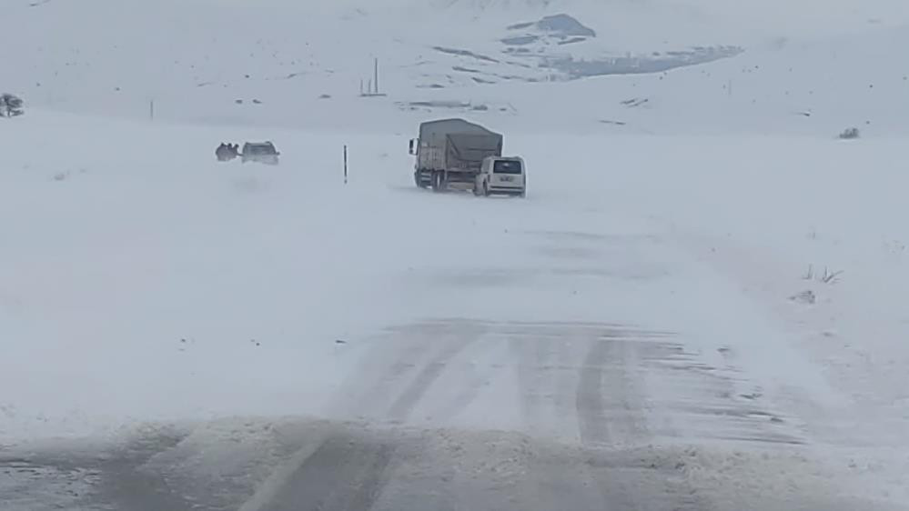 Aşkale’de aniden bastıran tipi yolları kapattı - Resim : 1