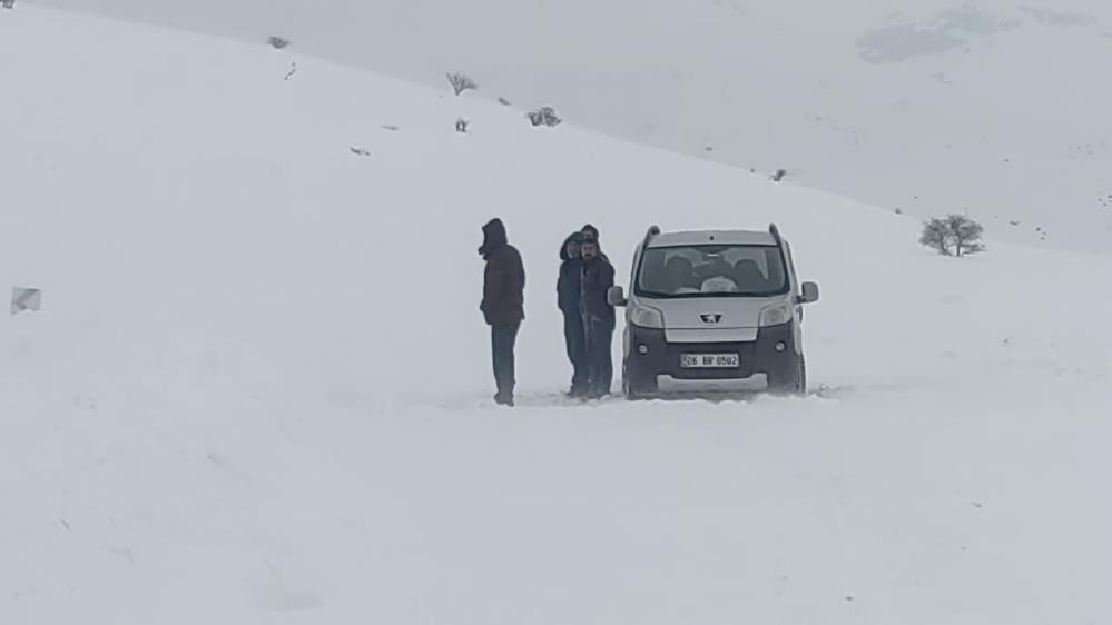Aşkale’de aniden bastıran tipi yolları kapattı - Resim : 2