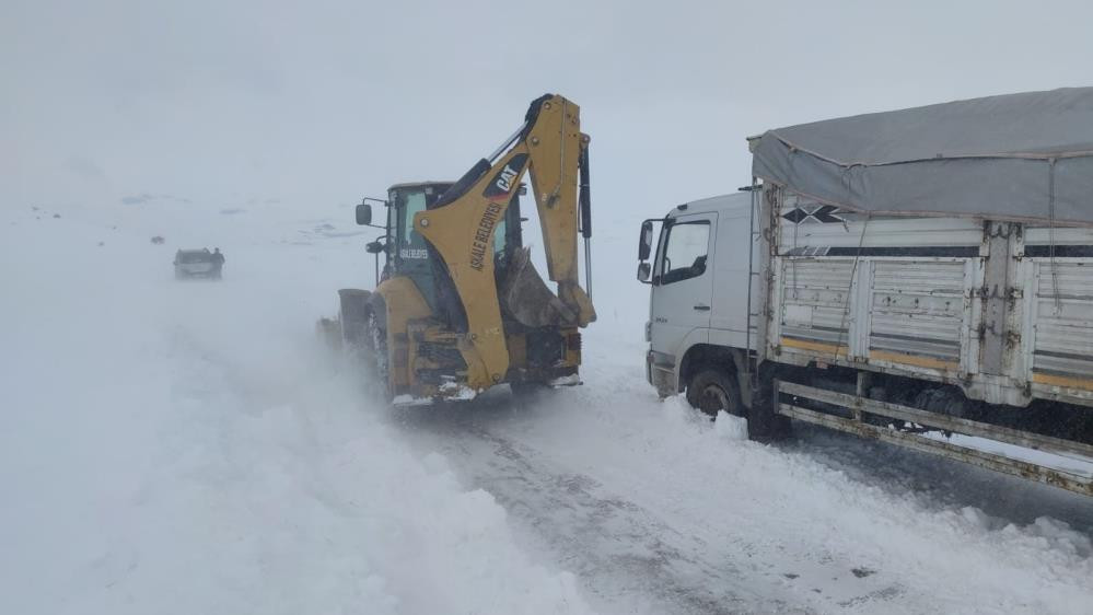 Aşkale’de aniden bastıran tipi yolları kapattı - Resim : 4