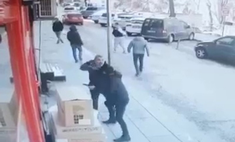 Cadde ortasında silahla kovaladı - Resim : 1