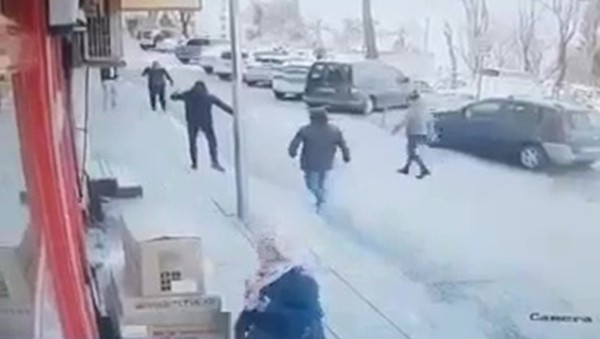 Cadde ortasında silahla kovaladı - Resim : 4