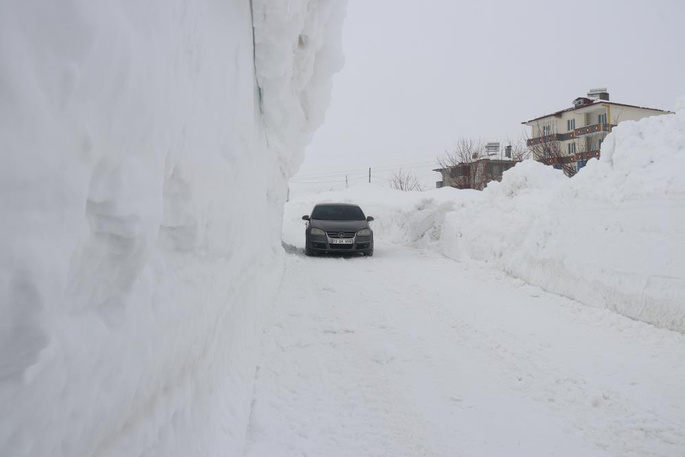 Kar bastırdı köy yolları kapandı - Resim : 2