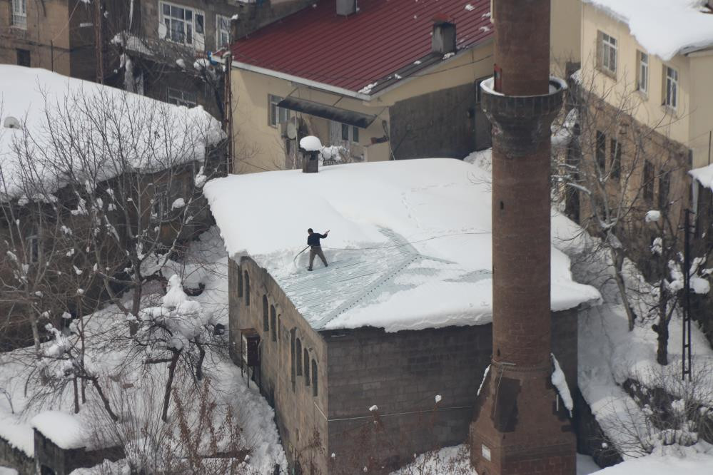Kar bastırdı köy yolları kapandı - Resim : 4