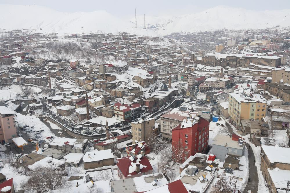 Kar bastırdı köy yolları kapandı - Resim : 6