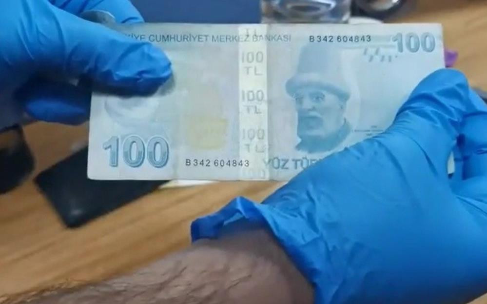 Rüşvetçi memurun ceplerinden para fışkırdı - Resim : 1