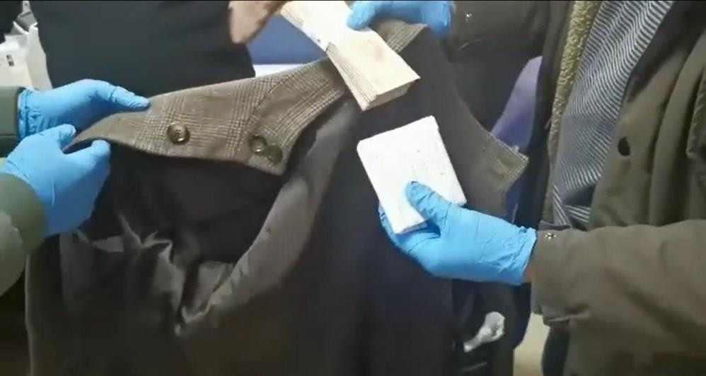Rüşvetçi memurun ceplerinden para fışkırdı - Resim : 3