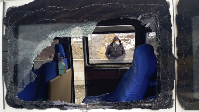 Minibüsün üzerine kaya düştü: 2 yaralı - Resim : 1