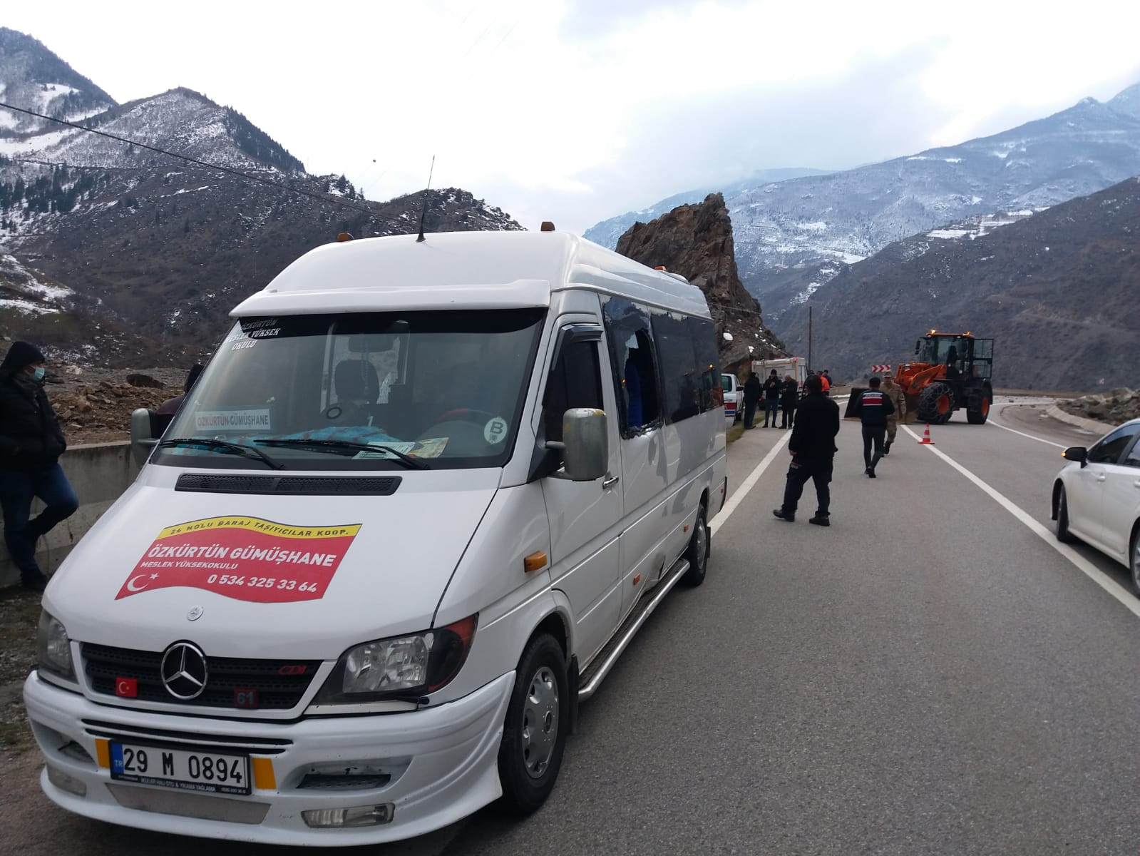 Minibüsün üzerine kaya düştü: 2 yaralı - Resim : 2