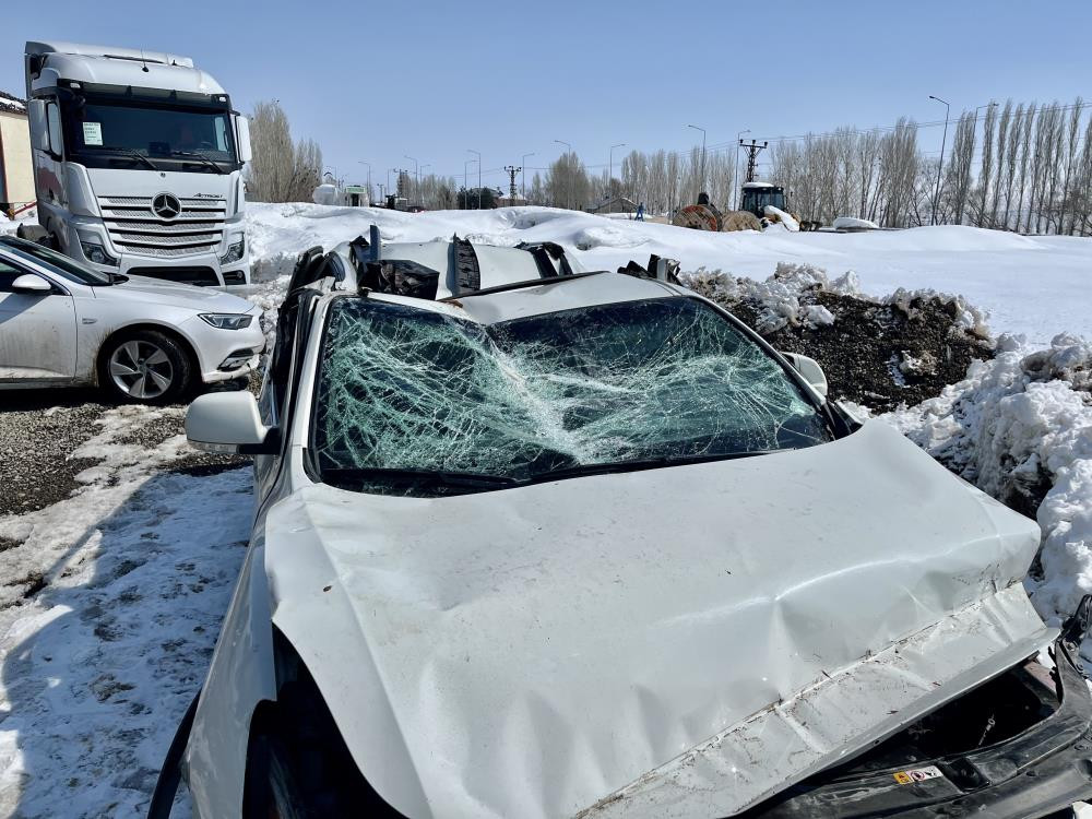 Kar kütlesi akaryakıt istasyonunu yerle bir etti - Resim : 10