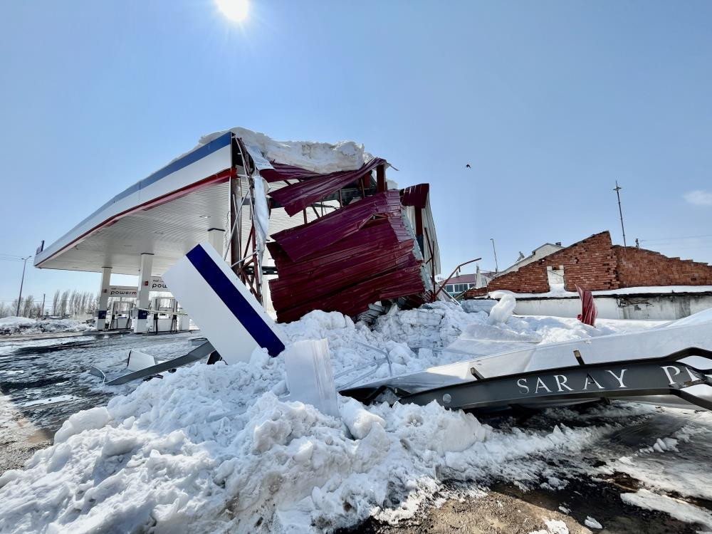 Kar kütlesi akaryakıt istasyonunu yerle bir etti - Resim : 3
