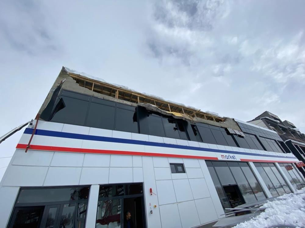 Kar kütlesi akaryakıt istasyonunu yerle bir etti - Resim : 9