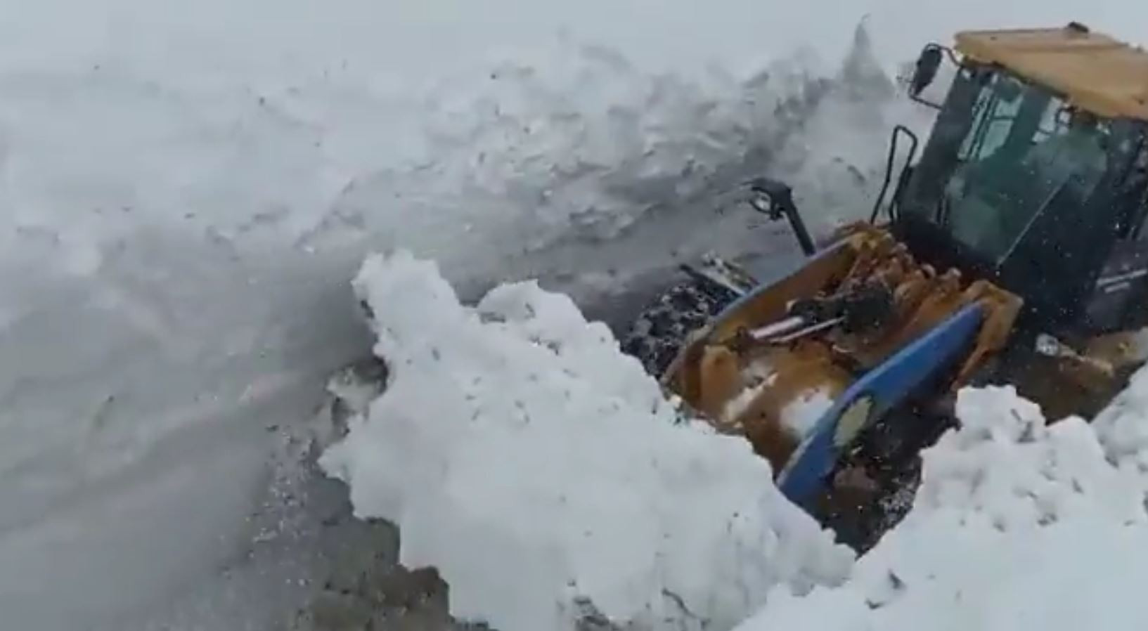 Lice'de karla mücadele sürüyor! 2 metreyi geçti... - Resim : 1