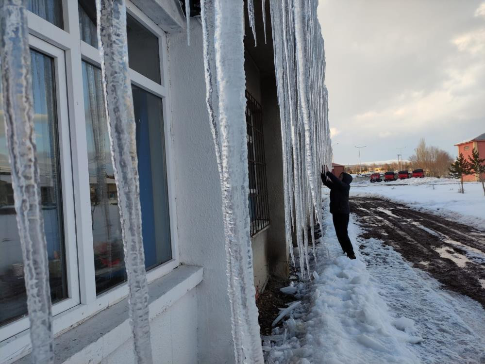 Sarkıtlar insan boyunu geçti. Görenler şaştı kaldı - Resim : 3