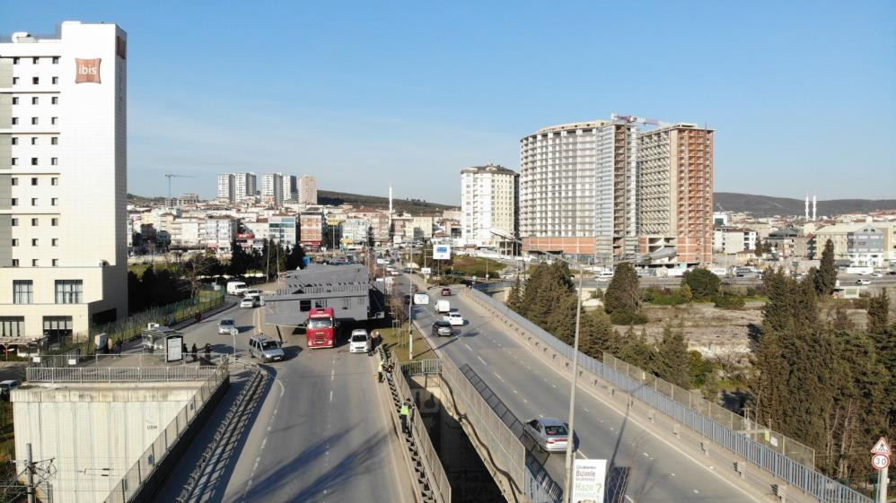 Gemi parçaları karayolunu kapattı - Resim : 4