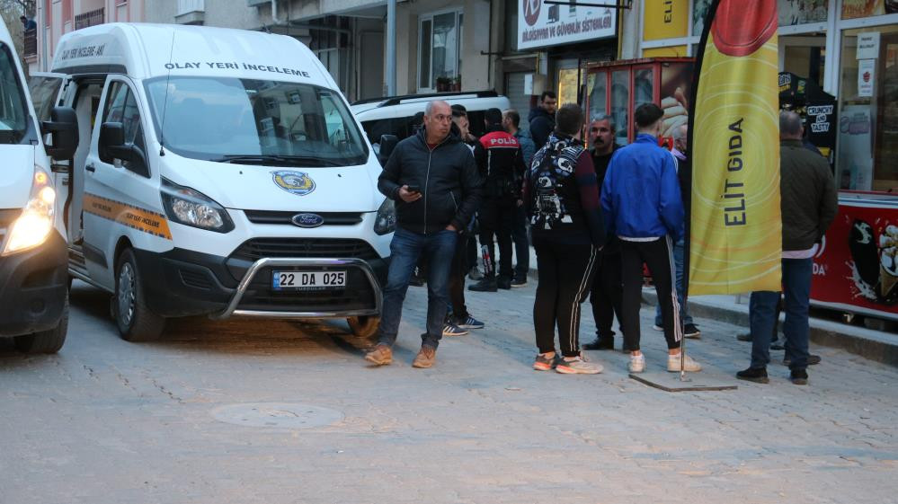 Sigara tiryakisi büfeciye dehşet yaşattı - Resim : 1