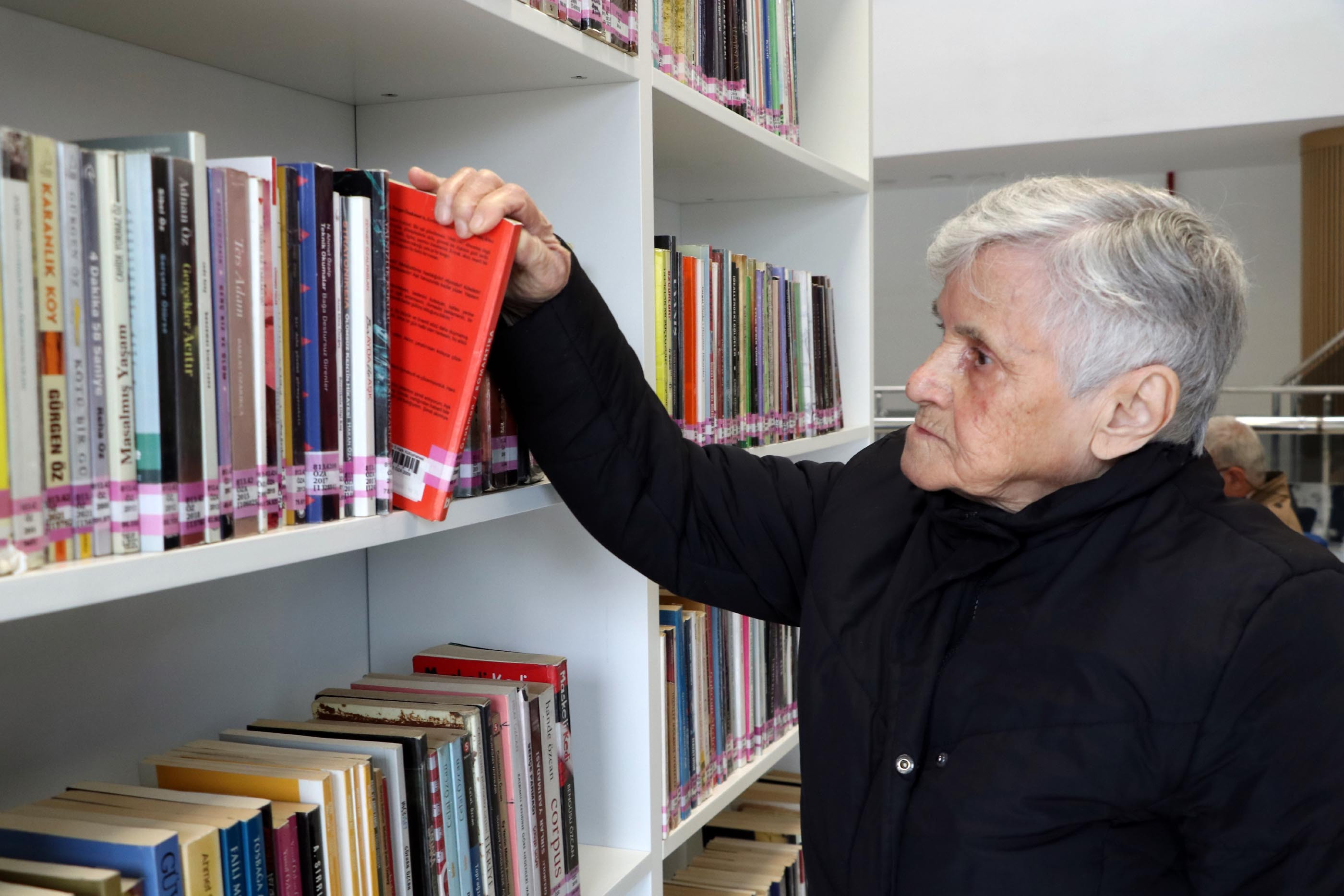 91 yaşında, 50 yıldır ayda en az 3 kitap okuyor - Resim : 1