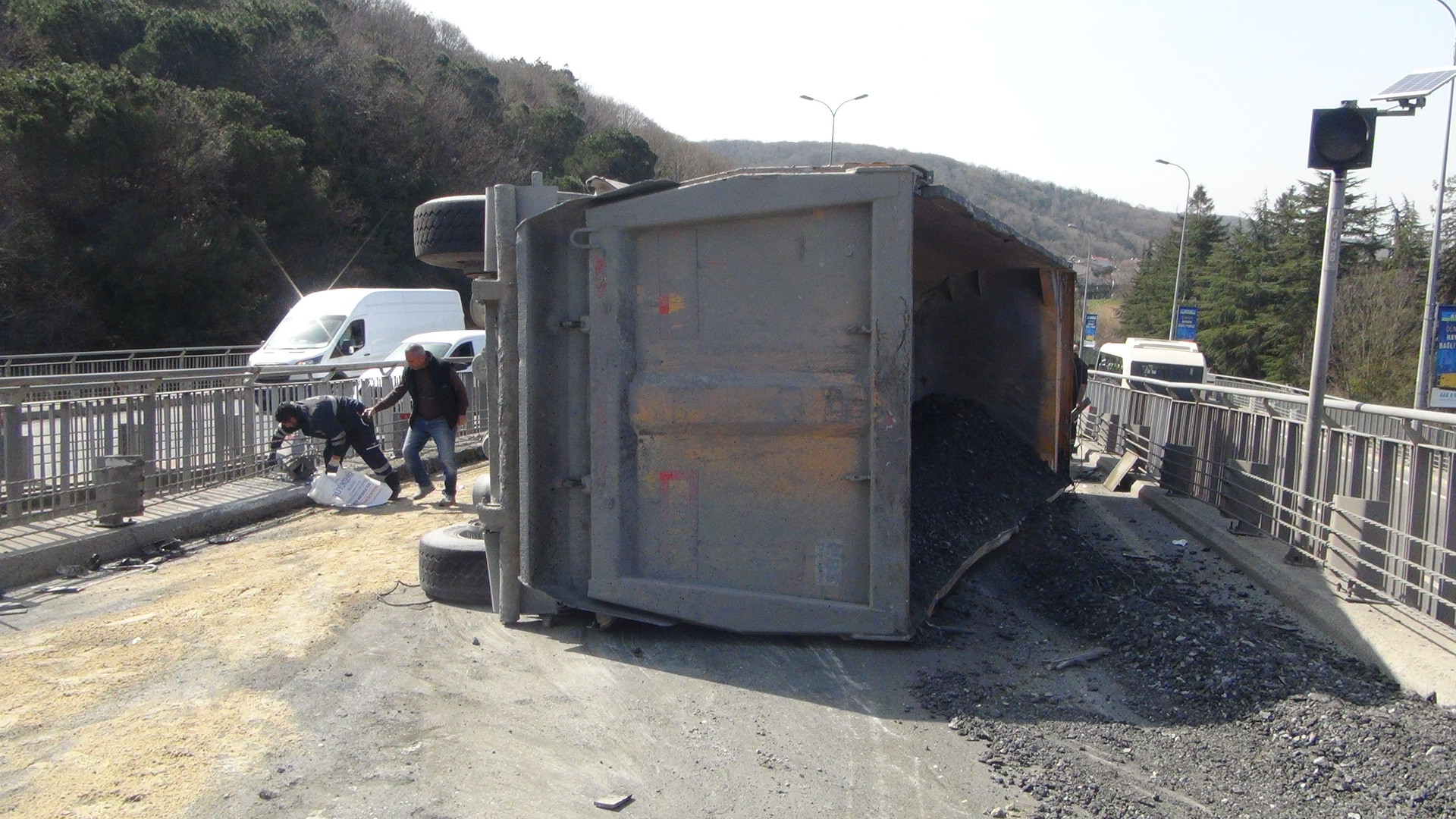 Sarıyer'de hafriyat kamyonu devrildi! Faciadan dönüldü… - Resim : 3