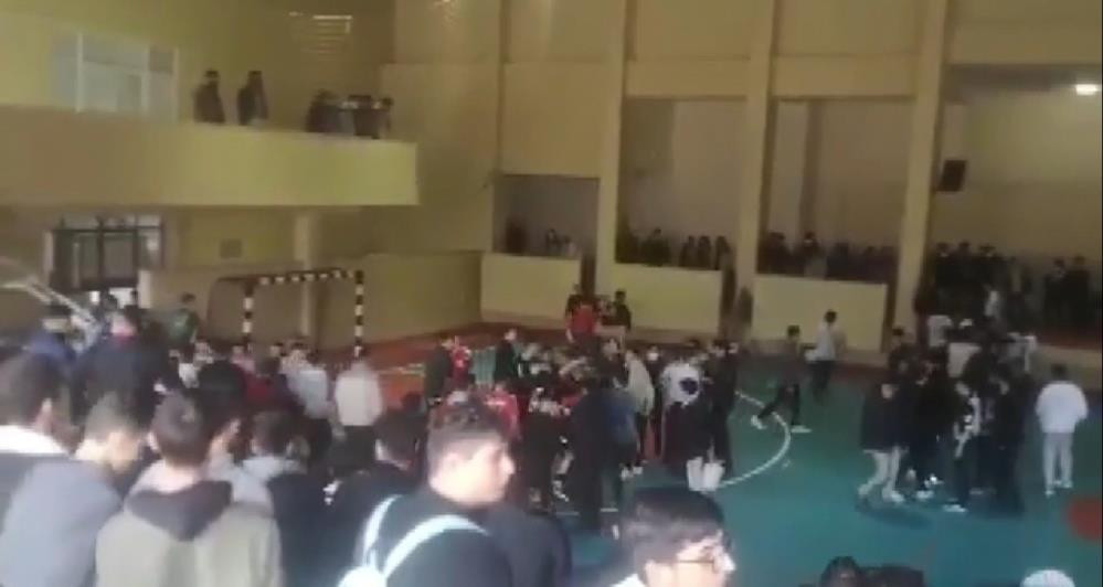 Liselilerin maçında saha arenaya döndü - Resim : 1